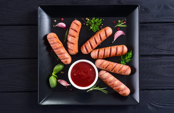 Bratwürste mit Kräutern, Gewürzen und Ketchup — Stockfoto