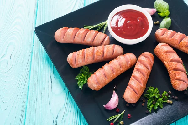 Жареные сосиски с травами, специями и кетчупом — стоковое фото