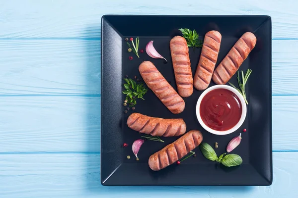 Bratwürste mit Kräutern, Gewürzen und Ketchup — Stockfoto