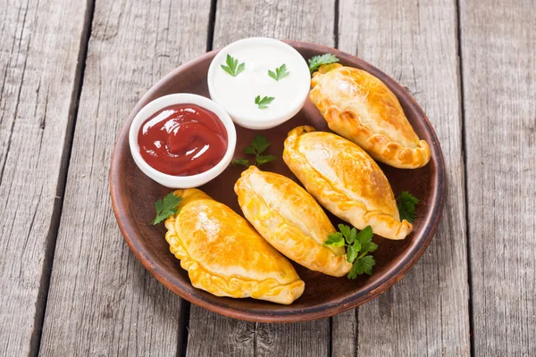 Empanadas de bœuf cuit au four latino-américains avec sauce — Photo