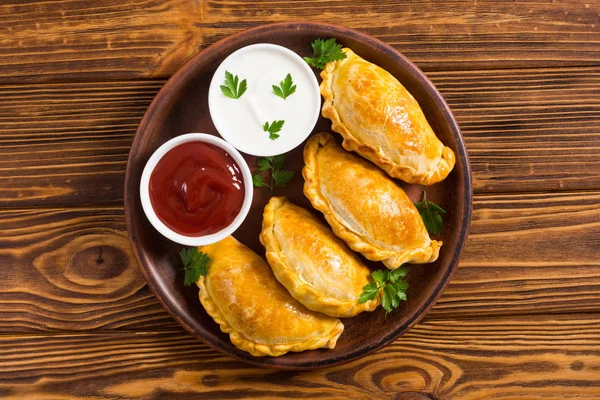 Empanadas latinoamericanas de ternera al horno con salsa — Foto de Stock