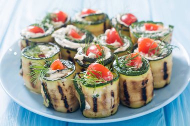 Krem peynir, domates ve dereotu ile kabak rulo 