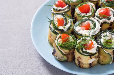 Krem peynir, domates ve dereotu ile kabak rulo 