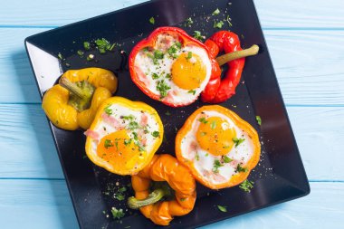 Pişmiş biber pastırma ve yumurta ile doldurulmuş