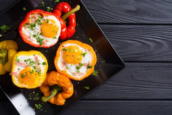 Pişmiş biber pastırma ve yumurta ile doldurulmuş — Stok fotoğraf