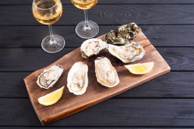 Limon ve beyaz şarap taze istiridye