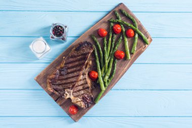 Kuşkonmaz ve kiraz domates ile ızgara T-kemik biftek 