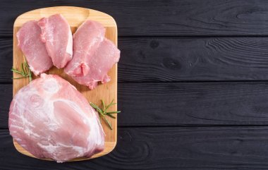 Ahşap arka planda çiğ domuz eti