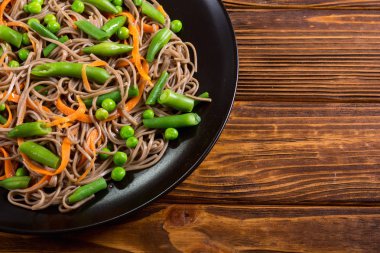 Soba erişte salatası