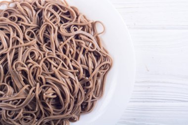 Bir tabakta Japon soba erişte