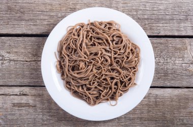 Bir tabakta Japon soba erişte