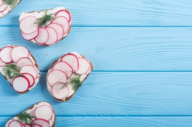 Turp ve dereotu ile sağlıklı sebze tost kum 