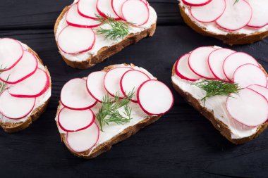 Turp ve dereotu ile sağlıklı sebze tost kum 