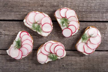 Turp ve dereotu ile sağlıklı sebze tost kum 