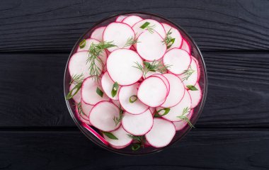 Sağlıklı vejetaryen turp salatası