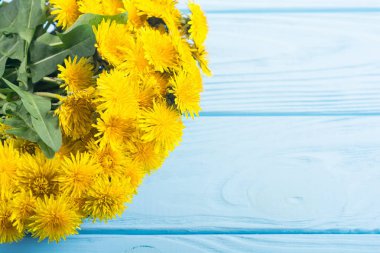 Sarı karahindiba çiçeği ile Sepet