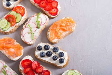 Meyve, sebze ve somon ile tost varyasyonu