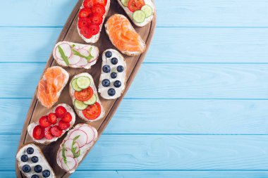 Meyve, sebze ve somon ile tost varyasyonu