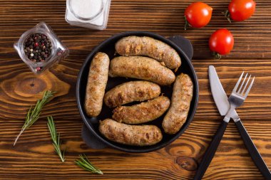 Domates, biberiye ve biberiye ile ızgara sosis