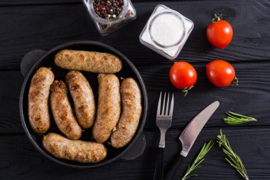 Domates, biberiye ve biberiye ile ızgara sosis