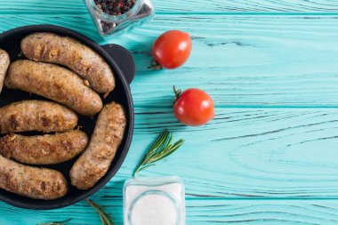 Domates, biberiye ve biberiye ile ızgara sosis