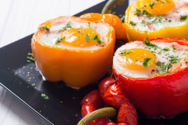 Pişmiş biber pastırma ve yumurta ile doldurulmuş