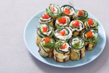 Krem peynir, domates ve dereotu ile kabak rulo 