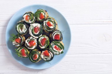 Krem peynir, domates ve dereotu ile kabak rulo 