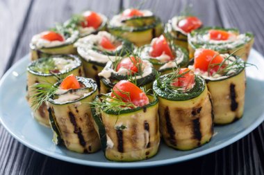 Krem peynir, domates ve dereotu ile kabak rulo 