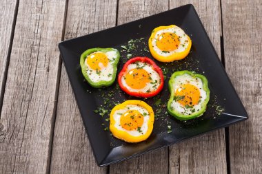 Sarı, kırmızı ve kızarmış yumurta ile yeşil biber