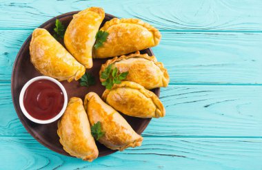 Soslu Latin Amerika pişmiş sığır empanadas