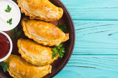 Soslu Latin Amerika pişmiş sığır empanadas