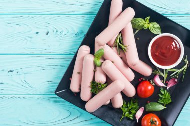 Biber, otlar ve ketçap ile çiğ sığır sosis 