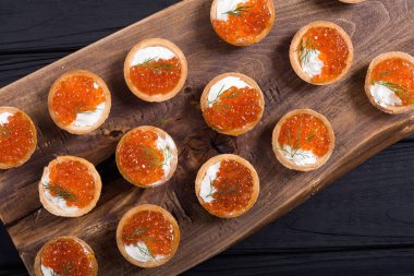 Kırmızı havyar ile Tartalet