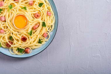 Sosis ve yumurta ile Itslian makarna carbonara 