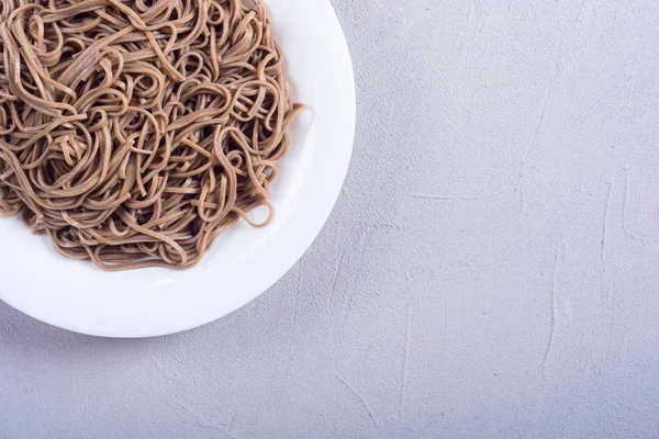 Nudle z japonských sobců na talíři — Stock fotografie