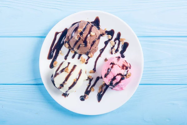Морозиво з волоськими горіхами та шоколадною начинкою — стокове фото