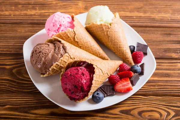 Dondurma waffle koniler — Stok fotoğraf