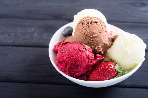 Směs zmrzlinové koule — Stock fotografie