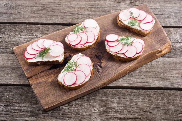 Healthy vegetable toasts sandwith with radish and dill — Stock Photo, Image