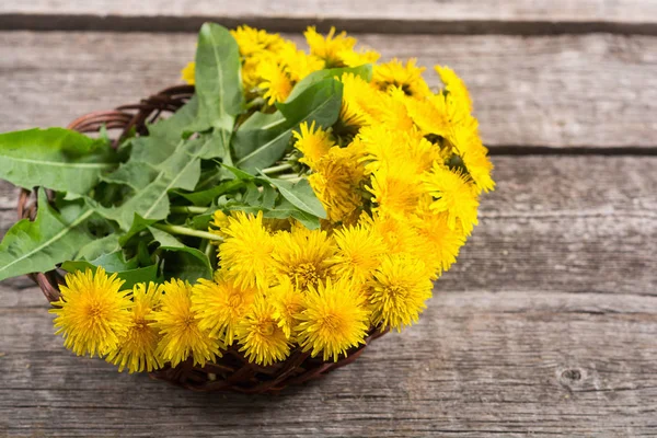 Cesta con flor de diente de león amarillo — Foto de Stock