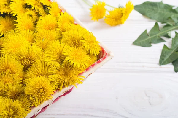 Cesta com flor de dente de leão amarelo — Fotografia de Stock