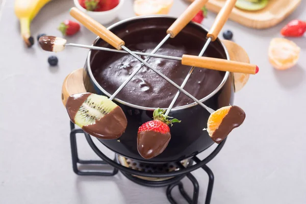 Fondue au chocolat aux fruits et baies — Photo