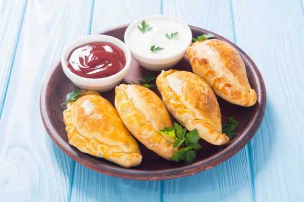 Latijns-Amerikaanse Gebakken rundvlees empanadas met saus — Stockfoto