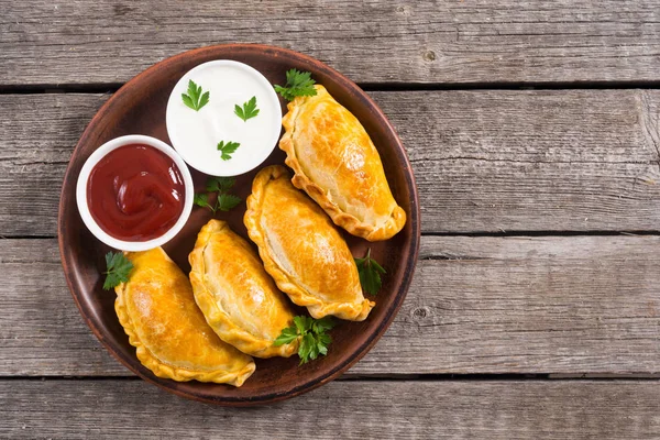 Empanadas latinoamericanas de ternera al horno con salsa — Foto de Stock