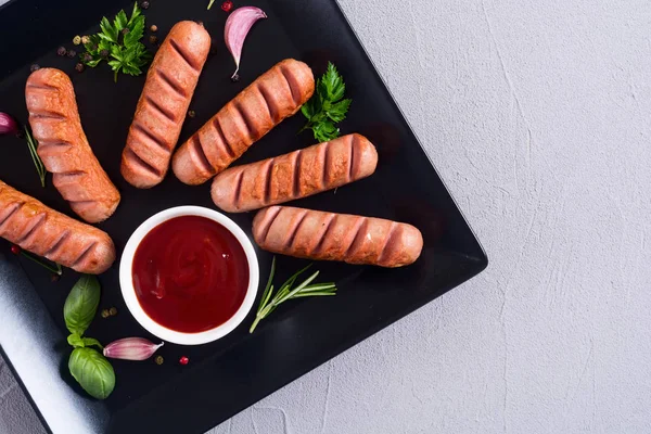 Bratwürste mit Kräutern, Gewürzen und Ketchup — Stockfoto