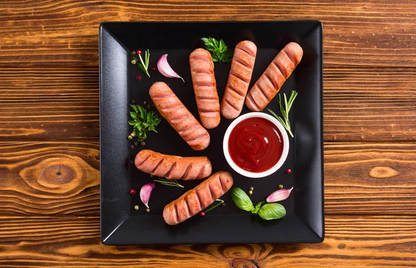 Bratwürste mit Kräutern, Gewürzen und Ketchup — Stockfoto