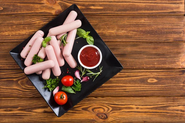 Nyers marhahús paprika, gyógynövények és ketchup — Stock Fotó
