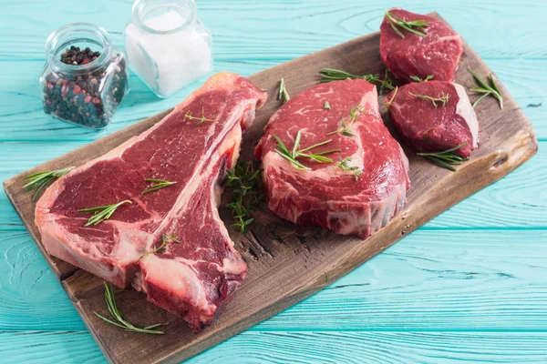 Verscheidenheid aan rauw rundvlees steak — Stockfoto
