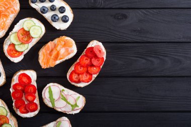 Meyve, sebze ve somon ile tost varyasyonu